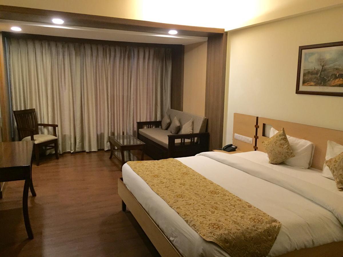 Savoy Greens Hotel Касаули Екстериор снимка