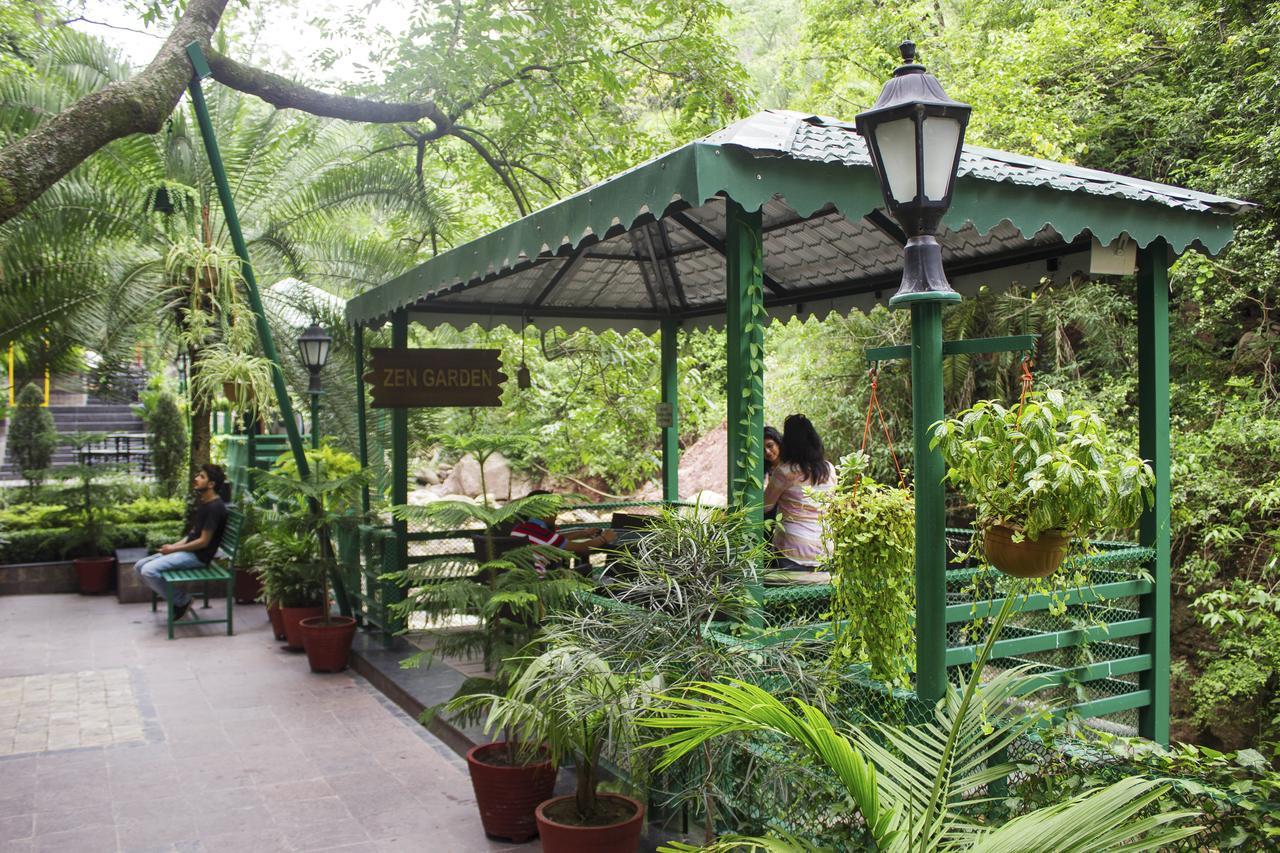 Savoy Greens Hotel Касаули Екстериор снимка