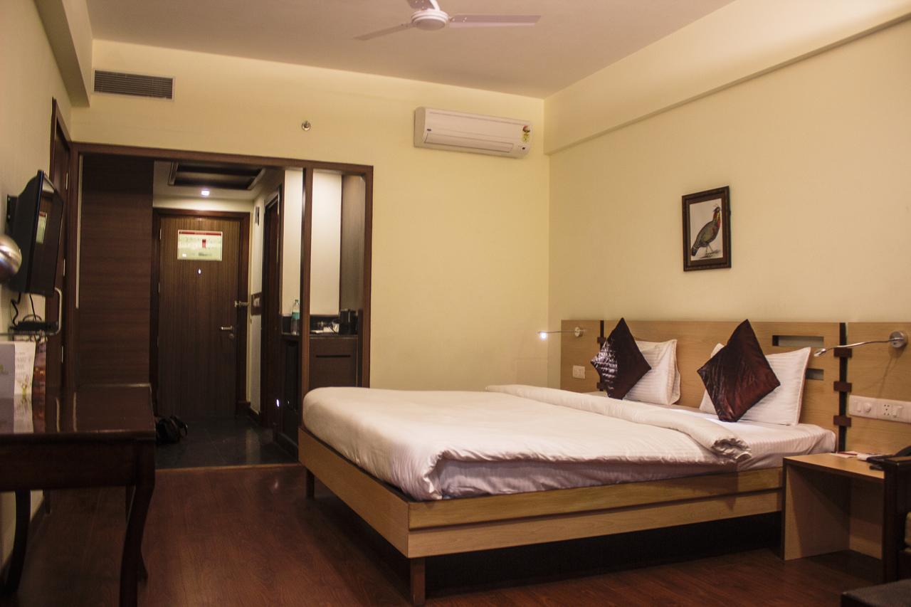 Savoy Greens Hotel Касаули Екстериор снимка